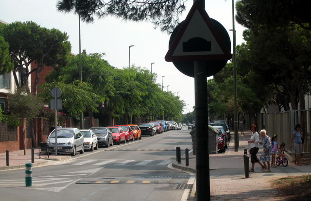 Bandes rugoses installades per l'Ajuntament de Gav per reduir la velocitat dels vehicles al voltant del CEIP Gavà Mar al carrer dels Tellinaires de Gav Mar (13 de Setembre de 2009)